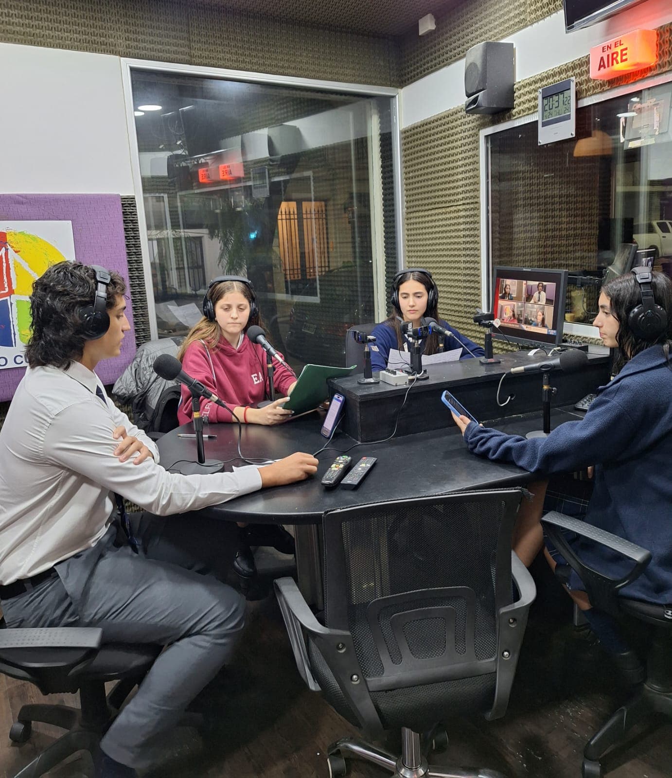 Alumnos secundarios en programa radial