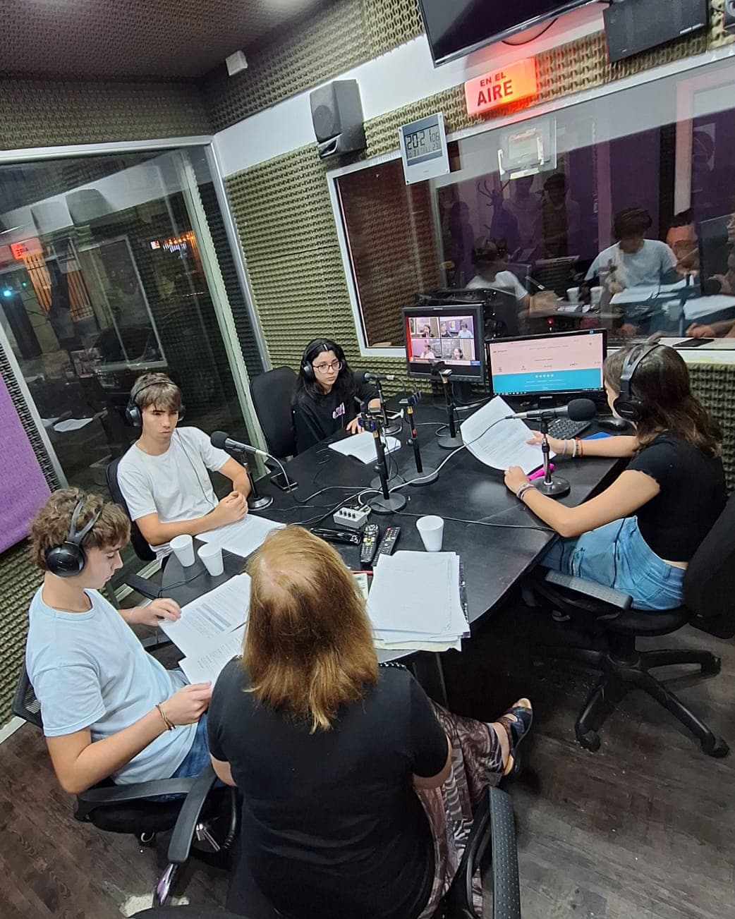Estudiantes en producción de radio