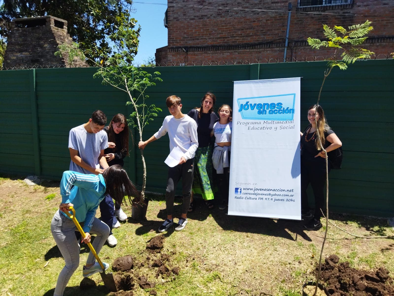 Jóvenes plantando árboles